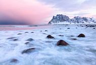 Zonsopkomst op het strand van Uttakleiv op de Lofoten in Noorwegen van Jos Pannekoek thumbnail