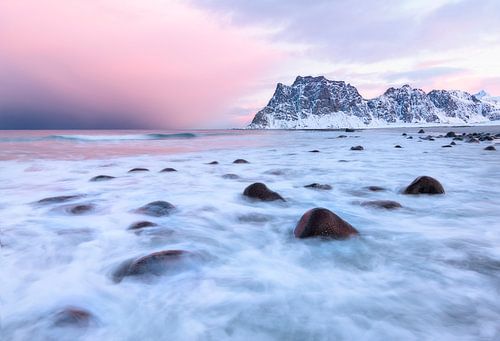 Zonsopkomst op het strand van Uttakleiv op de Lofoten in Noorwegen