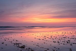 Feuer am Himmel bei Sonnenaufgang am Strand