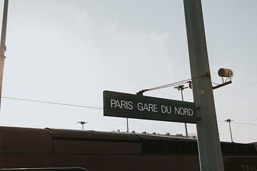 Gare du Nord treinstation in Parijs met zonsondergang van Manon Visser