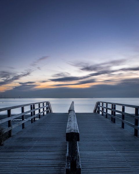 Köstliche blaue Stunde am Meer von Bram Veerman