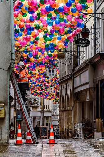 Ballons colorés et ouvrier