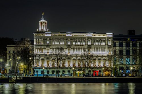 Het Wereldmuseum Rotterdam in Rotterdam in de nacht