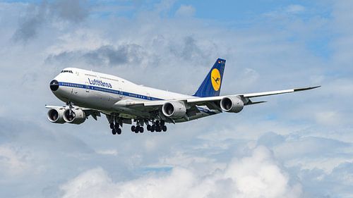 Nostalgie! Lufthansa Boeing 747-8 in retro livery.