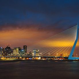 Erasmusbrug Rotterdam by night van Erik Wardekker