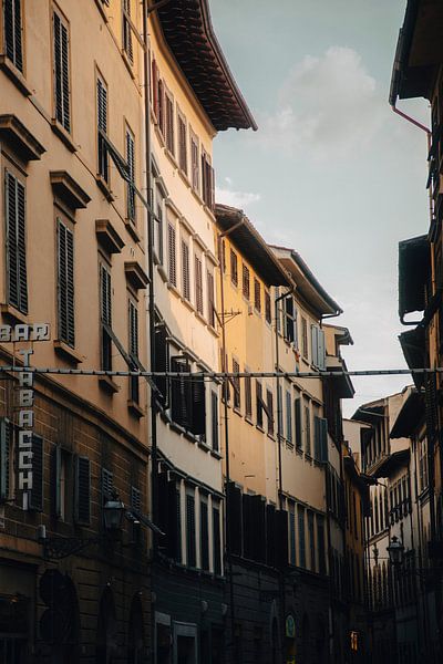Gebouwen in zonsondergang, geel, blauwe lucht in Firenze van Matthias Verfaille