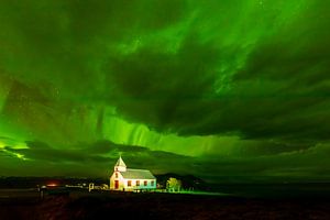Nordlicht über einer Kirche in Island