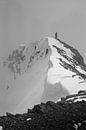 Klimmen op de top van een besneeuwde berg in een sneeuwstorm. met sneeuw en ijs van Michael Semenov thumbnail