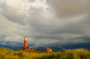 Texeler Leuchtturm in den Dünen an einem stürmischen Herbstmorgen