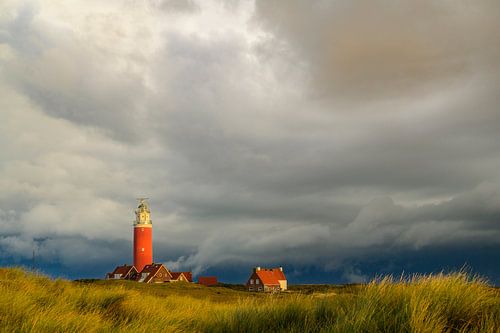 Texelse vuurtoren in de duinen tijdens een stormachtige herfstochtend