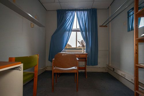 Historische Rust: Een Oud Bureau met Diverse Meubels uit Verloren Tijden in een Verlaten Klooster