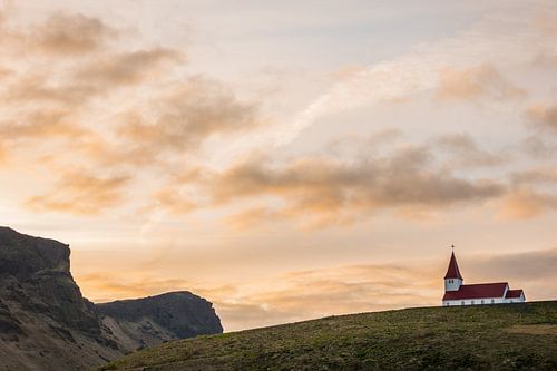 Église sur la montagne au coucher du soleil