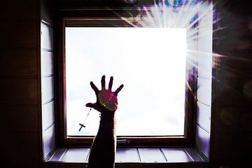 Hand met Kruis Reikend naar Licht van DiJa Photography