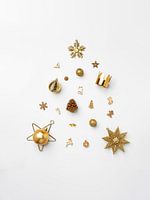 Poster kerstboom gemaakt van decoratieve elementen