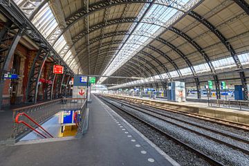 Bijna verlaten Amsterdam Centraal station in Amsterdam