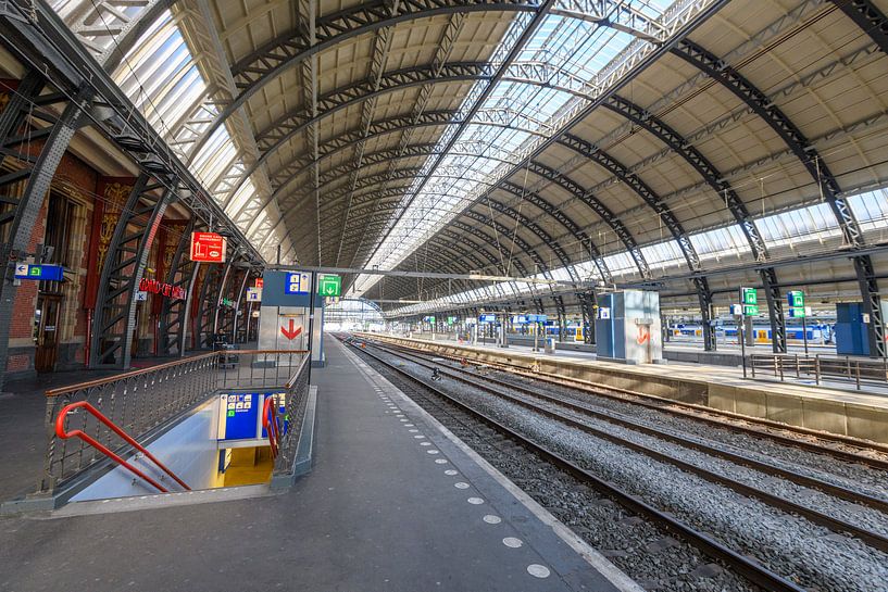 Bijna verlaten Amsterdam Centraal station in Amsterdam van Sjoerd van der Wal Fotografie