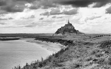The Mont Saint-Michel seen from along the side of the river Couesnon van Paquita Six
