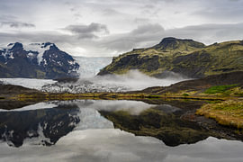 Das Spiegelbild des Svínafellsjökull im Süden Islands von Gerry van Roosmalen
