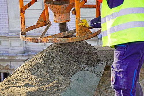 Bouw van een betonnen ring om een gebouw te beveiligen na gedeeltelijke sloop van een pakhuis.