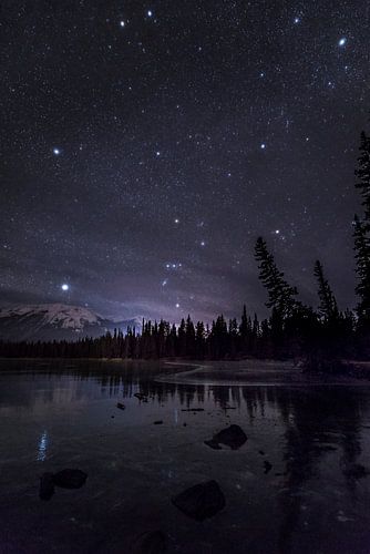 Sterrenhemel boven de Canadese Rocky Mountains