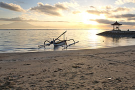 Traditionele jukung-boot in het gouden ochtendlicht, Sanur, Bali van Fotos by Jan Wehnert