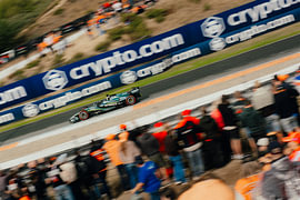 Snelheid in het groen – Panningopname van de Aston Martin F1 op Zandvoort van Mohit Hambiria