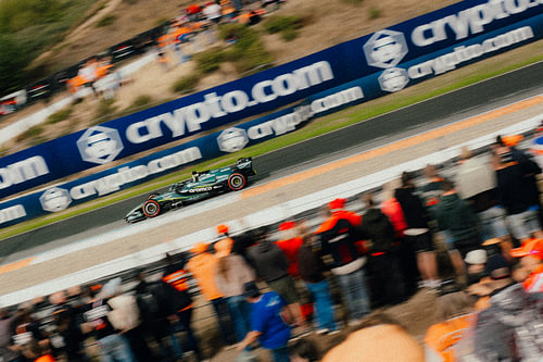 Snelheid in het groen – Panningopname van de Aston Martin F1 op Zandvoort van Mohit Hambiria