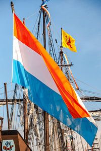 Große flatternde niederländische Flagge auf einem alten Segelschiff