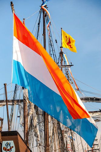 Große flatternde niederländische Flagge auf einem alten Segelschiff