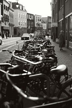 Radfahren auf dem Haagdijk, eine Schwarz-Weiß-Fotografie in Breda von Texas van Egmond