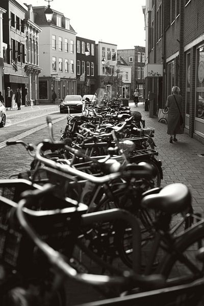 Fietsen op de Haagdijk, een zwartwit foto in Breda van Texas van Egmond