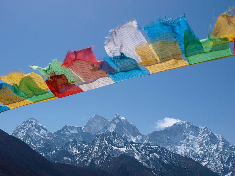 Buddhistische Gebetsfahnen im nepalesischen Himalaya von Menno Boermans