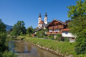 Pfarrkirche Darstellung des Herrn, mit Fluss Prien, Aschau im Chiemgau, Oberbayern, Bayern, Deutschl