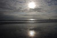 Graue Wolken und Sonne am Nordseestrand