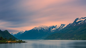 Sonnenaufgang über dem Sorfjorden, Vestland, Norwegen
