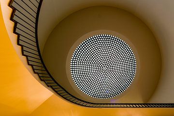 Escalier en colimaçon jaune