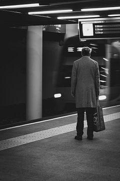 Man wachtend op de metro (slinge Rotterdam)