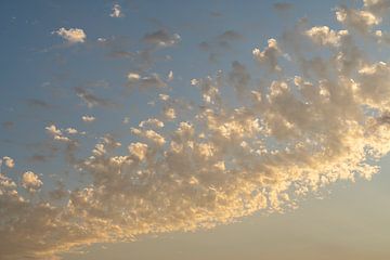 Weiche Wolken bei Sonnenuntergang 5 von Adriana Mueller