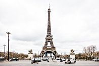 Druk verkeer bij de Eiffeltoren, Parijs, Frankrijk -Reisfotografie van Dana Schoenmaker thumbnail