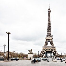 Druk verkeer bij de Eiffeltoren, Parijs, Frankrijk -Reisfotografie van Dana Schoenmaker
