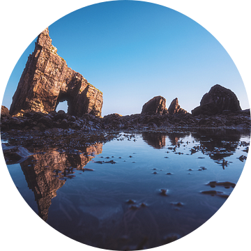 Asturias Playa Campiecho strand met reflectie van Jean Claude Castor