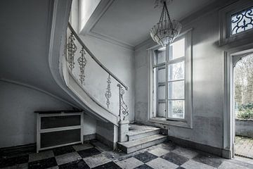 Abandoned villa  by Chantal Nederstigt