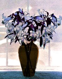 Blau-weiße Blumen in einer Vase. von Ron Roem
