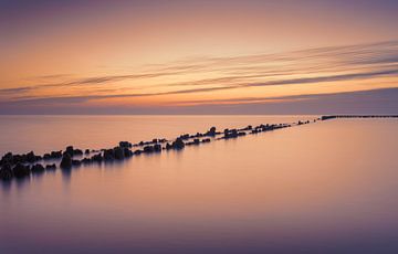 Poteaux dans l'eau près de Hindeloopen pendant le coucher du soleil sur KB Design & Photography (Karen Brouwer)
