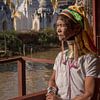 Une femme de la tribu Kayan dans un temple au Myanmar sur Anges van der Logt