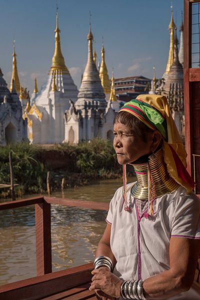 Een vrouw van de Kayan stam bij een tempel in Myanmar van Anges van der Logt