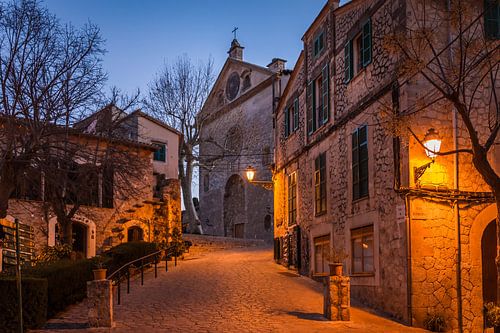 Het kartuizerklooster van Valldemossa bij avond, Mallorca