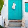 Kleurrijke deur in Frigiliana (Andalusië, Spanje) van Laura V