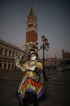 Carnavalskleding bij nacht op het San Marcoplein in Venetië