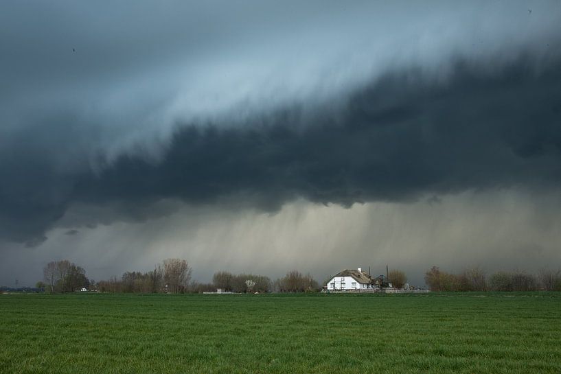 Une ferme à l'approche de la tempête par Paul Begijn